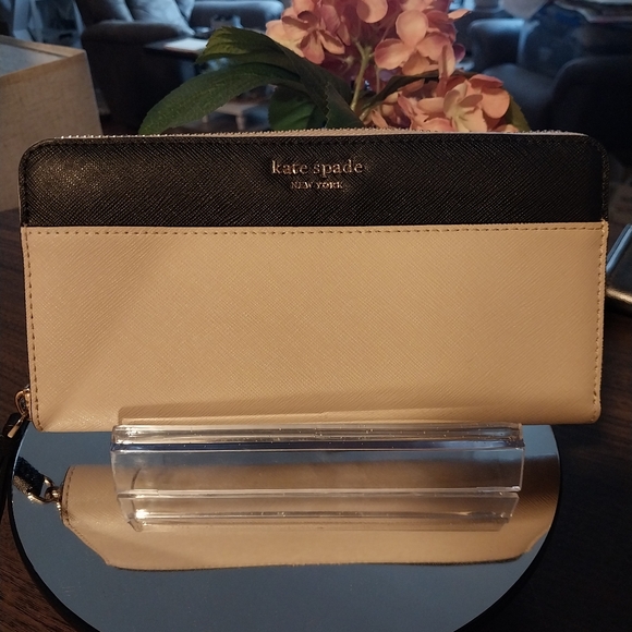 Kate Spade Long Wallet - Picture 8 of 8
